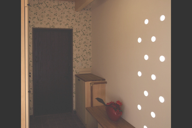 玄関ホールとアクセントの窓