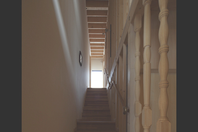 階段、左壁はキャンバス