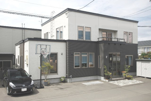 外観： ツートンカラーのモダンな外壁