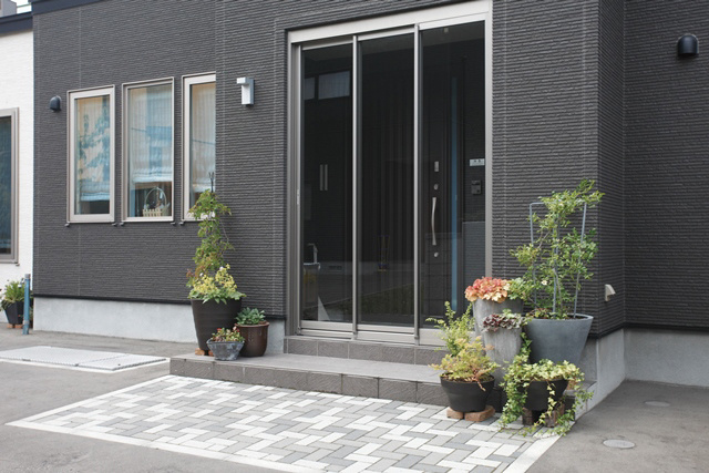 外観②： 大小様々なグリーンを飾り 季節感を演出されています。