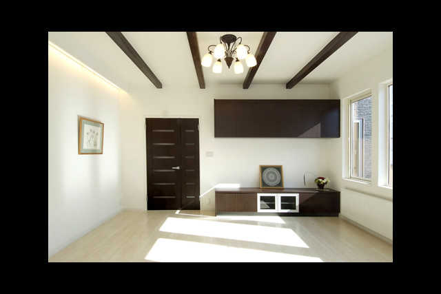 リビング： 壁も床も白で統一し、ギャラリーの様に。 天井の梁型がアンティークな 雰囲気を醸し出しています。