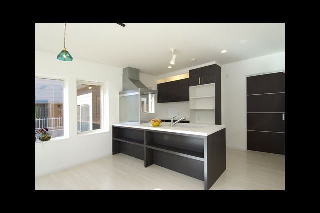 ダイニング： 収納たっぷりのダイニングキッチン。 キッチンの奥にはパントリーも完備。