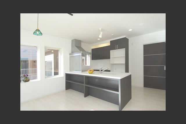 ダイニング： 収納たっぷりのダイニングキッチン。 キッチンの奥にはパントリーも完備。