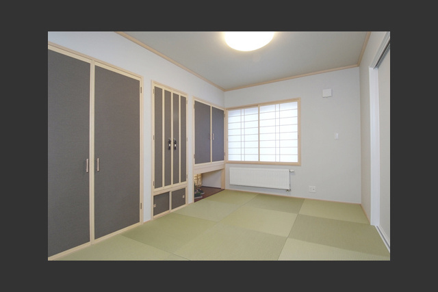 和室： ヘリの無い半畳たたみで モダンに仕上げた和室。