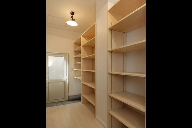 勝手口: キッチン裏に設けられた大容量の食品庫。 漬物づくりもはかどります。