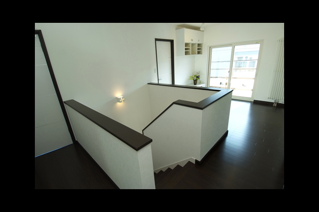 階段： 階段をのぼった2階ホールには サブリビングを設置。 趣味や洗濯物干しなど 家族が多目的に使えるスペースです。