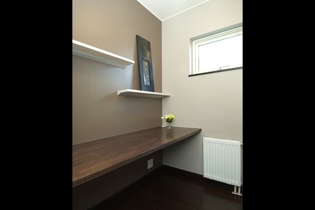 2F 書斎： 内装をブラウンでまとめ 落ち着いた雰囲気の書斎。