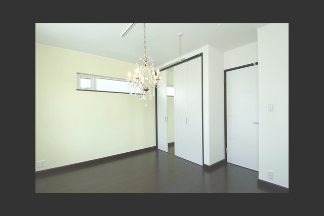 2F 洋室： 各個室のある2階はダークブラウンの床で 落ち着いた雰囲気。